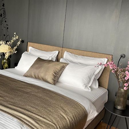 Arka Art Hotel Tirana Exteriér fotografie A bed with bed linen