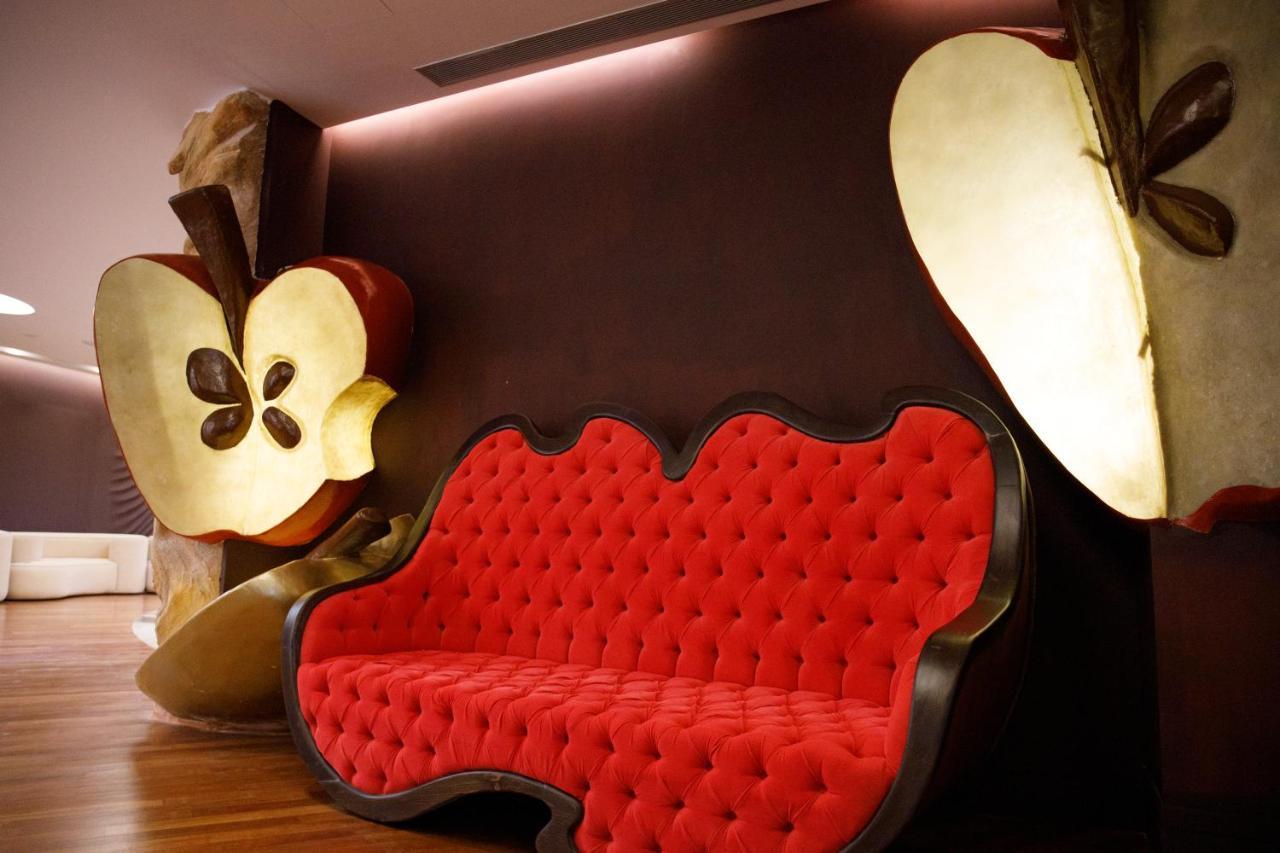 Arka Art Hotel Tirana Exteriér fotografie The Apple sofa