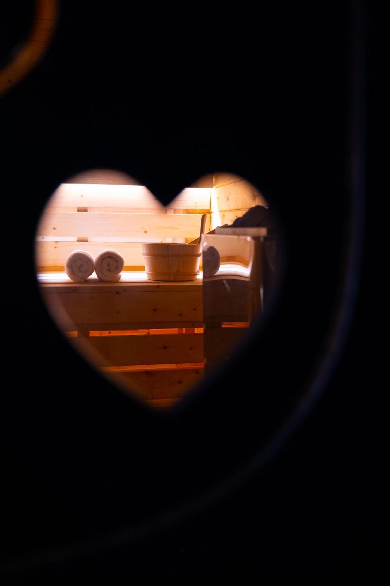 Arka Art Hotel Tirana Exteriér fotografie A heart-shaped hole in a sauna door