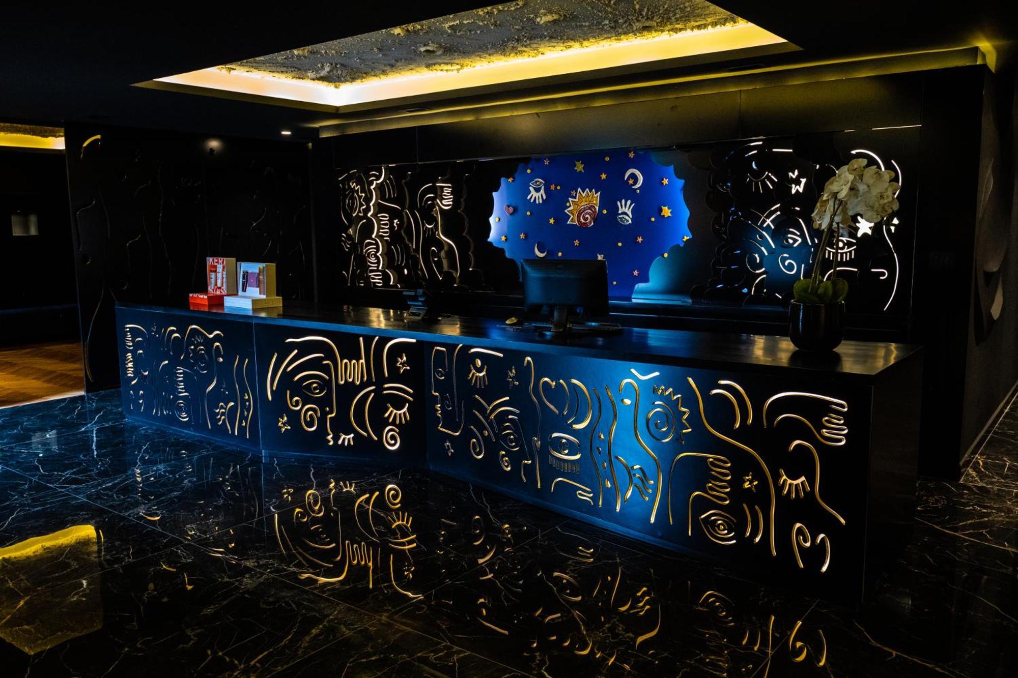 Arka Art Hotel Tirana Exteriér fotografie The reception desk at the hotel