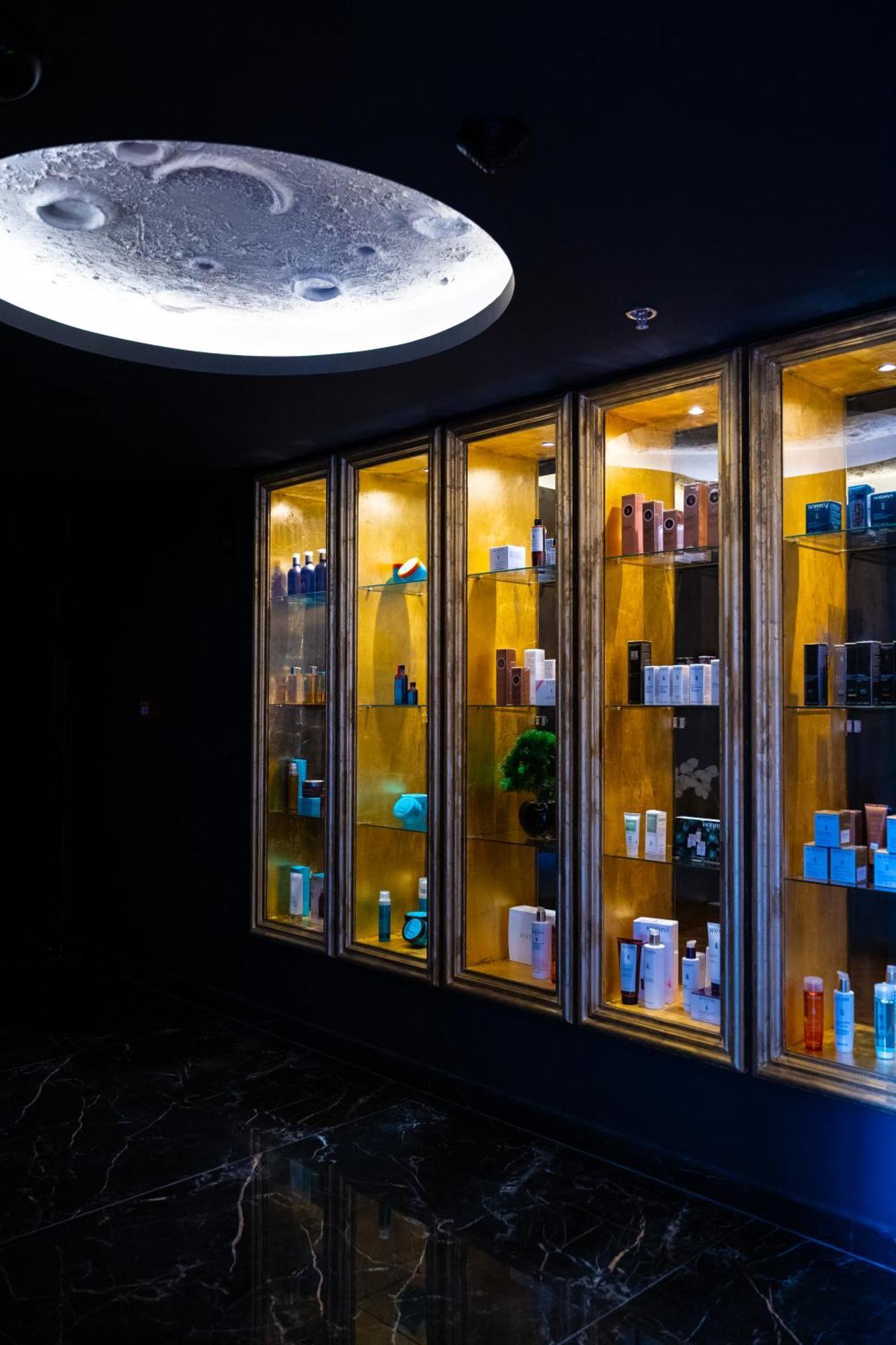 Arka Art Hotel Tirana Exteriér fotografie A display of products at a salon