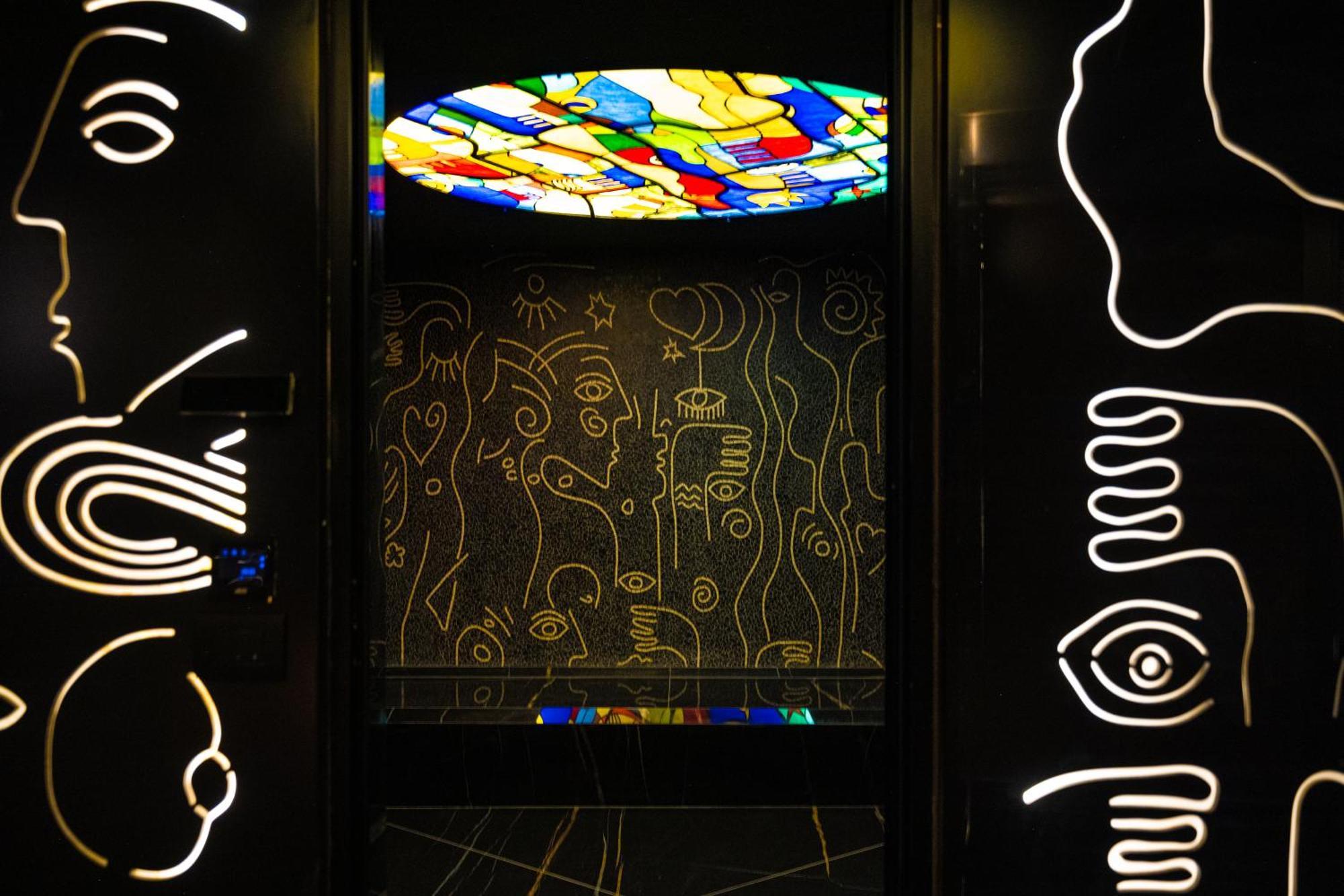 Arka Art Hotel Tirana Exteriér fotografie The stained glass window in the elevator