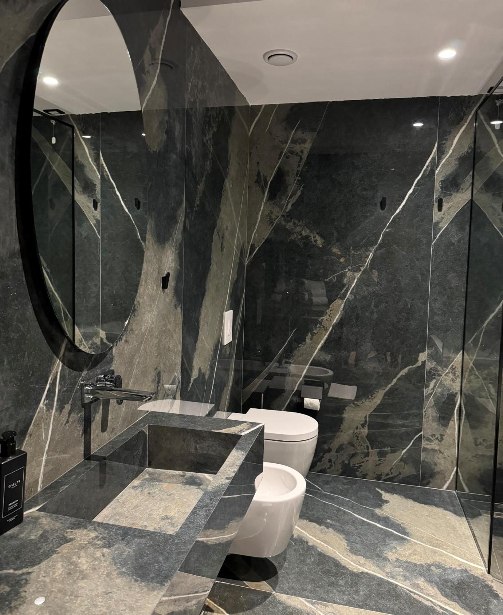 Arka Art Hotel Tirana Exteriér fotografie Bathroom in the house